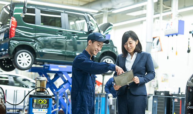 写真：現場整備士と触れ合う