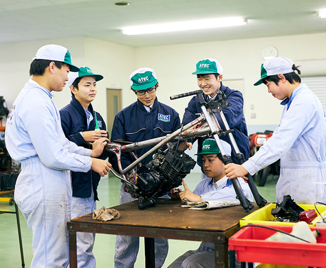 写真：高等課程 自動車科(3級整備士)